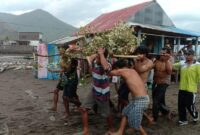 1760700550377-nelayan-di-dompu-dievakuasi-warga-menuju-puskesmas-seusai-tersambar-petir-dan-jatuh-ke-laut-istimewa-1760692748875_169