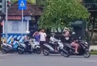 1760700605361-tangkapan-layar-saat-dua-pengendara-motor-dihukum-hormat-di-pinggir-jalan-karangasem-kamis-16102025-1760689908423_169