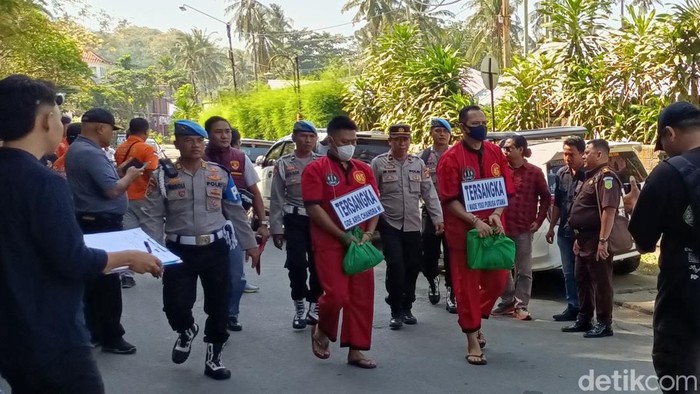 1760700626860-rekonstruksi-kasus-tewasnya-brigadir-nurhadi-yang-diperankan-langsung-oleh-para-tersangka-senin-1182025-1754885478432_169