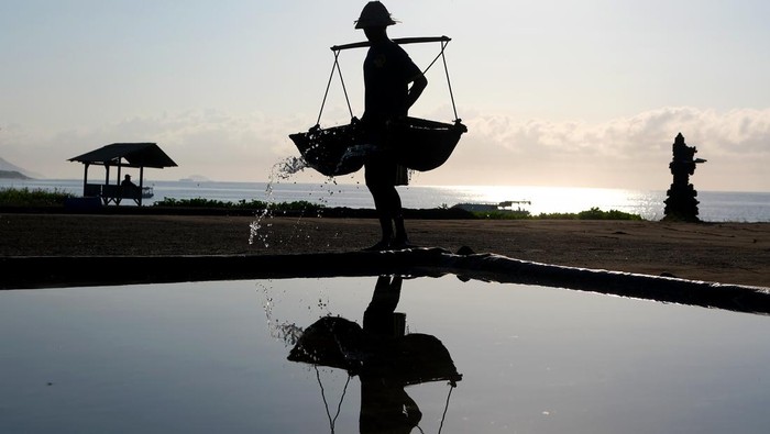 1760743049125-puncak-musim-panen-petani-kusamba-bali-gencar-produksi-garam-tradisional-1760074470631_169