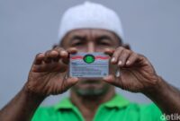 1760743065574-antrean-mengular-di-buaran-warga-serbu-sim-keliling-di-hari-libur-1749967471450_169