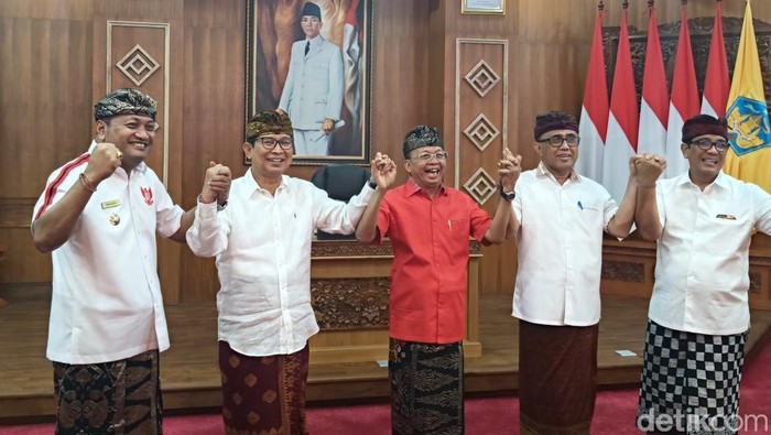 1760765320452-gubernur-bali-wayan-koster-bersama-bupati-dan-wali-kota-dari-kawasan-denpasar-badung-gianyar-dan-tabanan-sarbagita-di-rumah-ja-1756967925458_169