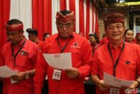 1760786705798-ketua-dpc-pdip-karangasem-i-gede-dana-bersama-sekretaris-dan-bendahara-sebelum-membacakan-sumpah-jabatan-di-konferda-pdip-bali-1760785239092_169