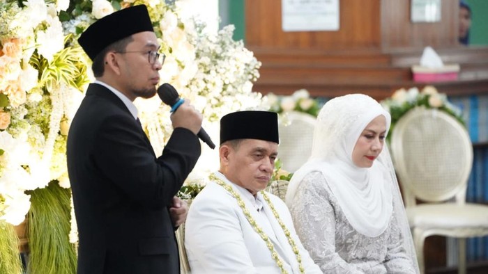 1760808375220-ustaz-adi-hidayat-memberi-nasihat-dalam-pernikahan-wamenag-romo-syafii-dan-maya-suhasni-siregar-sabtu-18102025-1760777942002_169