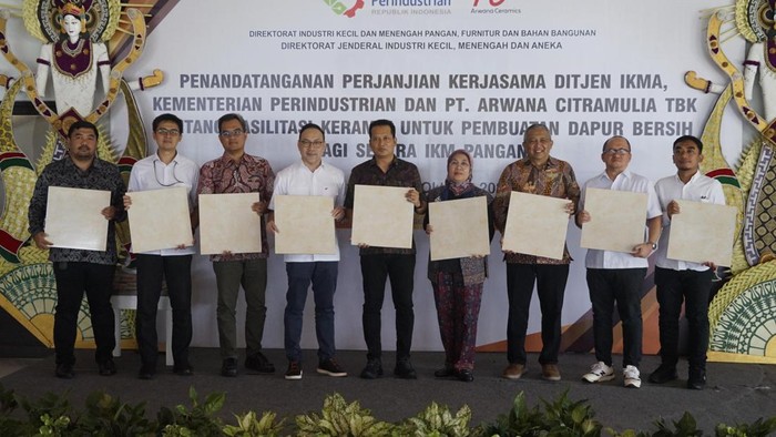 1760808435191-penyerahan-bantuan-keramik-untuk-industri-kecil-dan-menengah-ikm-di-kabupaten-jembrana-oleh-bupati-jembrana-i-made-kembang-har-1760793925147_169