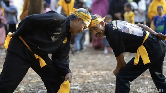 1760851894734-kesenian-ntumbu-tuta-yang-digelar-di-desa-ntori-kecamatan-wawo-kabupaten-bima-ntb-1760787024807_169