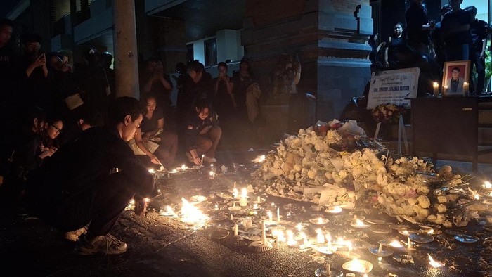 1760873326301-suasana-doa-bersama-untuk-mengenang-tas-di-gedung-fisip-unud-kampus-sudirman-denpasar-jumat-17102025-tas-merupakan-mahasiswa-f-1760713055390_169