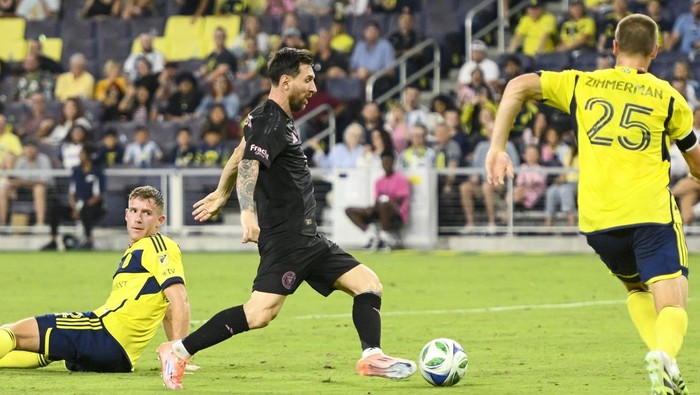 1760873369238-messi-hat-trick-inter-miami-bantai-nashville-5-2-di-laga-penutup-mls-2025-1760846565867_169