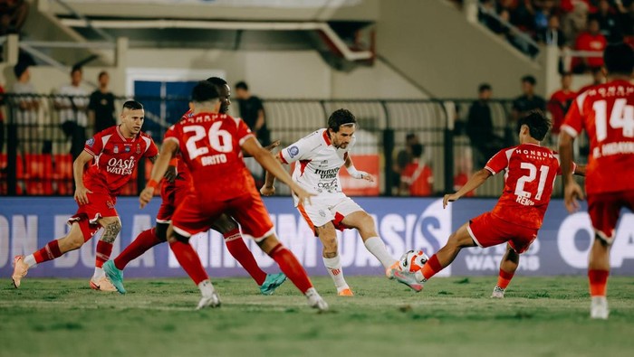 1760894840507-jordy-bruijn-jersey-putih-berusaha-melewati-hadangan-pemain-persijap-jepara-dalam-pertandingan-di-stadion-gelora-bumi-kartini--1760890459500_169