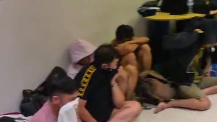 1760894867663-peserta-pesta-gay-di-hotel-surabaya-tengah-bugil-saat-digerebek-1760840420067_169