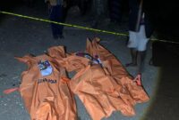 1760894959762-polisi-saat-mengevakuasi-para-korban-pembantaian-di-desa-amol-kecamatan-miomaffo-timur-kabupaten-ttu-ntt-senin-13102024-malam-1760431821208_169