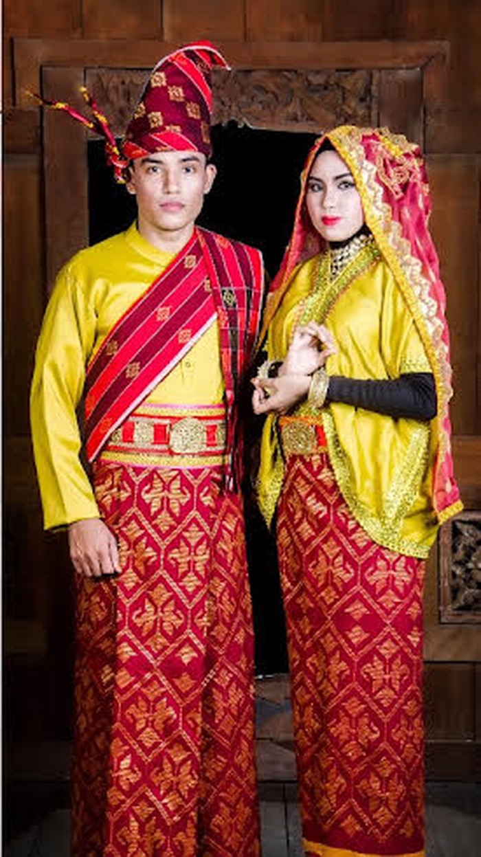 1760938395502-pangkenang-salonang-antin-pakaian-adat-sumbawa-ntb-fotosumbawakabgoid-1760934427555