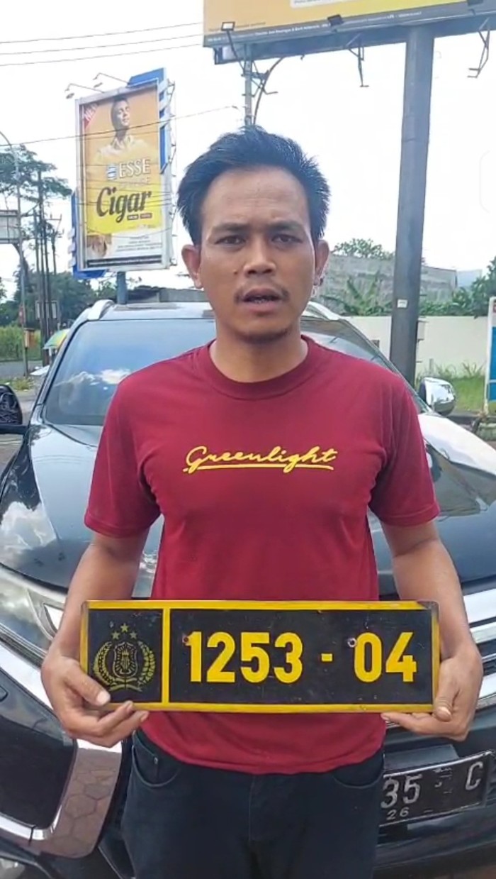 1760938586705-sopir-pajero-yang-viral-pakai-strobo-diamankan-polisi-dok-akun-divpropam-polri-1760861788580