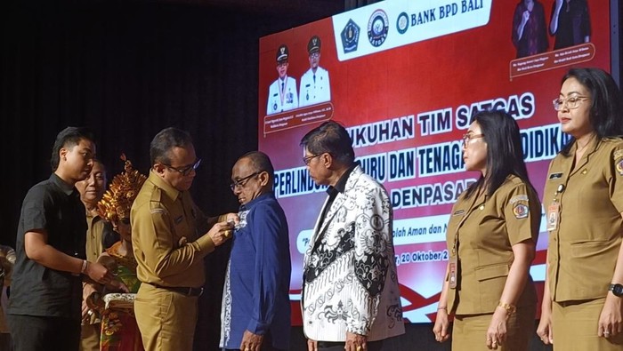 1760981273218-wali-kota-denpasar-i-gusti-ngurah-jaya-negara-mengukuhkan-satgas-perlindungan-gtk-denpasar-2025-di-gedung-dharma-negara-alaya--1760955653435_169