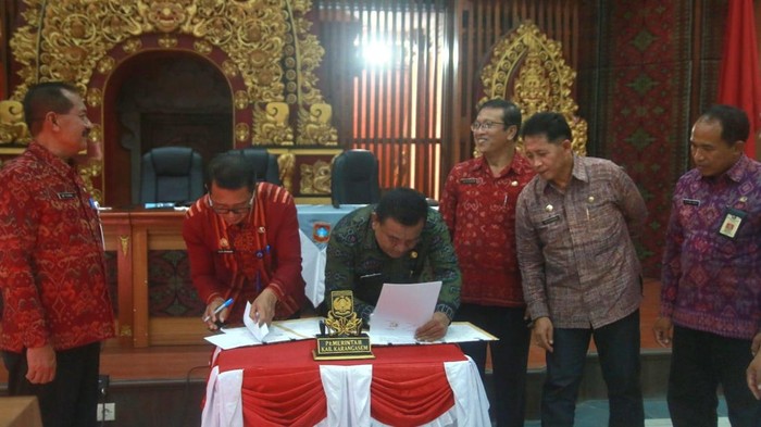 1760981300279-penandatanganan-inovasi-sipandu-paten-empat-kabupaten-yaitu-karangasem-klungkung-bangli-dan-buleleng-untuk-melakukan-penangana-1760961255532_169