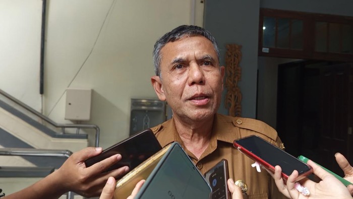 1760981327258-kepala-bkd-mataram-muhamad-ramayoga-saat-ditemui-di-mataram-senin-20102025-nathea-citradetikbali-1760973262131_169