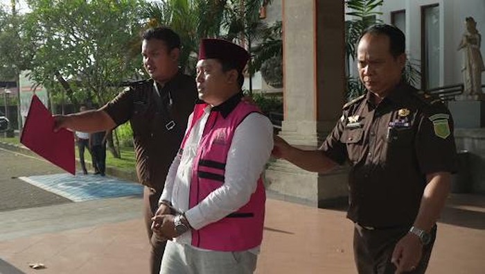 1760981397837-sh-tersangka-korupsi-modus-kur-fiktif-digiring-petugas-kejari-badung-ke-lapas-kerobokan-untuk-ditahan-senin-20102025-dok-kejar-1760967615586_169