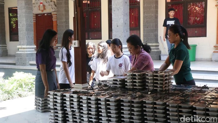 1761024800834-suasana-pendistribusian-menu-makan-bergizi-gratis-mbg-oleh-satuan-pelayanan-pemenuhan-gizi-sppg-polda-bali-foto-dok-polda-bali-1761022261389_169