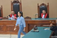 1761024855235-terdakwa-stefani-rehi-doko-alias-fani-saat-mengikuti-sidang-putusan-di-pn-kelas-ia-kupang-ntt-selasa-21102025-foto-yufengki-br-1761017430846_169