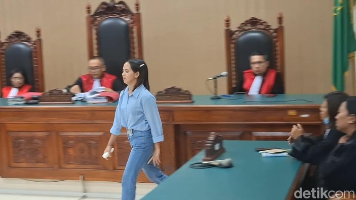 1761024855235-terdakwa-stefani-rehi-doko-alias-fani-saat-mengikuti-sidang-putusan-di-pn-kelas-ia-kupang-ntt-selasa-21102025-foto-yufengki-br-1761017430846_169