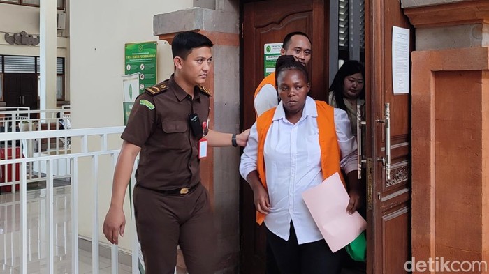 1761046314297-lungile-ntombenhile-mzimela-32-asal-afrika-selatan-yang-tersandung-kasus-narkotika-saat-menjalani-sidang-di-pengadilan-negeri--1761041718383_169