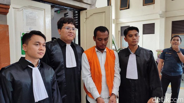 1761067882072-terdakwa-galuh-widyasmoro-pembunuh-wanita-driver-online-usai-menjalani-sidang-perdana-di-pengadilan-negeri-denpasar-selasa-211-1761062186946_169