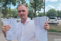 1761067979918-sergei-menunjukkan-surat-laporan-polisi-dan-hasil-visum-bekas-penganiayaan-yang-dialaminya-selasa-21102025-1761055763229_169