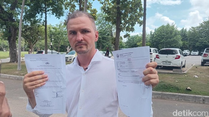 1761067979918-sergei-menunjukkan-surat-laporan-polisi-dan-hasil-visum-bekas-penganiayaan-yang-dialaminya-selasa-21102025-1761055763229_169