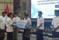 1761068044048-gubernur-bali-wayan-koster-dalam-kegiatan-akad-massal-kur-800-ribu-debitur-penciptaan-lapangan-kerja-dan-peluncuran-kredit-pro-1761049074206_169