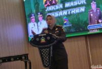 1761068102609-kajari-lombok-tengah-putri-ayu-wulandari-saat-memberikan-sosialisasi-kepada-ratusan-pengurus-ponpes-di-ballrom-kantor-bupati-l-1761046732417_169