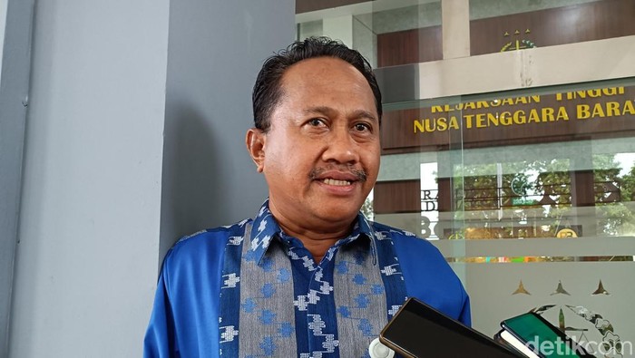 1761068118475-kepala-dkp-ntb-muslim-ditemui-di-depan-lobi-kejati-ntb-selasa-21102025-1761045724543_169