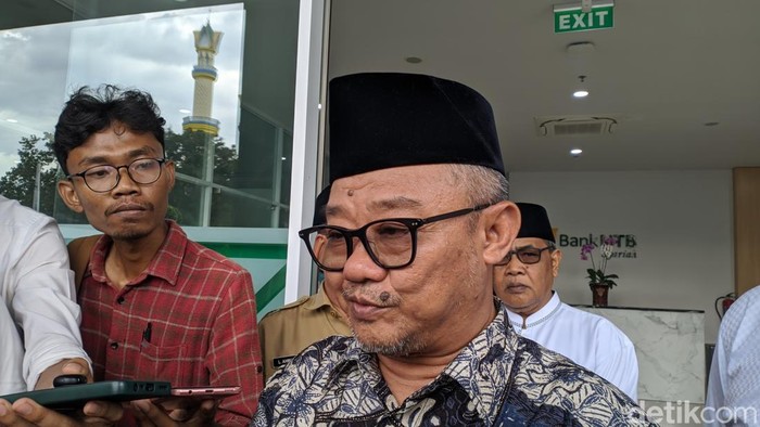 1761068129428-menteri-pendidikan-dasar-dan-menengah-indonesia-bakal-abdul-muti-saat-berkunjung-ke-bank-ntb-syariah-di-mataram-selasa-2110202-1761042257761_169