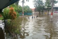 1761132629426-genangan-air-di-halaman-sdn-45-ampenan-di-jalan-dr-sudjono-lingkar-selatan-sekarbela-kota-mataram-selasa-1122025-foto-nathea-c_169