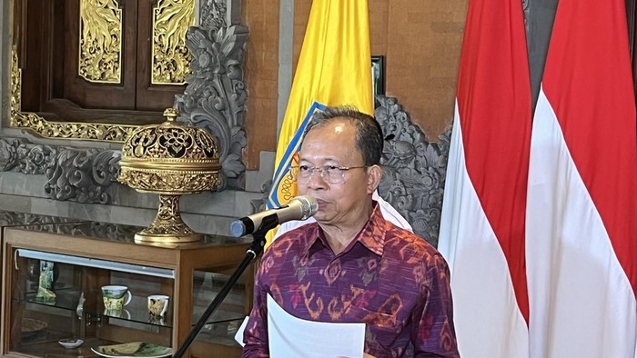 1761132646316-gubernur-bali-wayan-koster-saat-jumpa-pers-di-rumah-jabatannya-jayasabha-denpasar-rabu-22102025-rizki-setyodetikbali-1761129919552_169