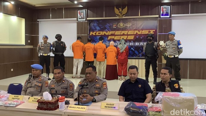 1761132667992-konferensi-pers-kasus-pembunuhan-brigadir-esco-di-polres-lombok-barat-kamis-16102025-foto-m-zahiruddindetikbali-1760614749333_169