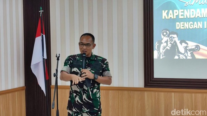 1761132695126-kapendam-ixudayana-kolonel-inf-widi-rahman-saat-ditemui-awak-media-di-aula-pendam-denpasar-rabu-22102025-1761127781609_169