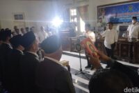 1761132754783-suasana-pelantikan-18-pejabat-baru-pemkot-bima-yang-di-tengah-ampu-mati-di-ruangan-utama-pemkot-bima-rabu-22102025-1761125095929_169