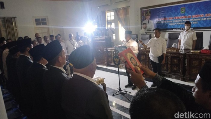 1761132754783-suasana-pelantikan-18-pejabat-baru-pemkot-bima-yang-di-tengah-ampu-mati-di-ruangan-utama-pemkot-bima-rabu-22102025-1761125095929_169