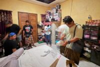 1761132822911-dua-wanita-digeberek-dan-diamankan-di-kamar-kosnya-di-nusa-penida-karena-diduga-melakukan-transaksi-narkotika-21102025-1761123630988_169