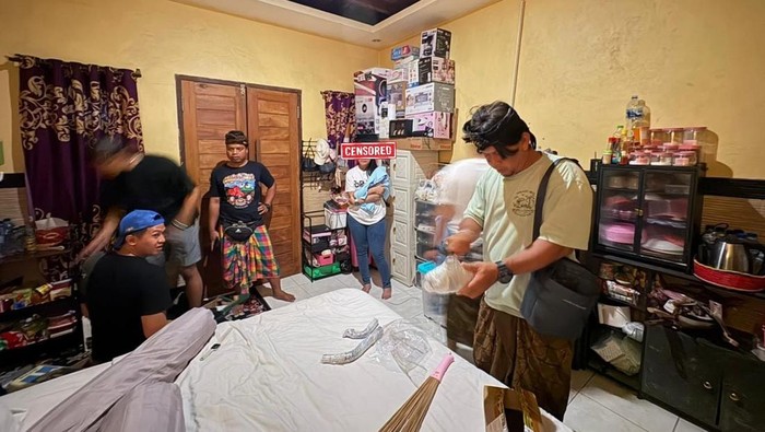 1761132822911-dua-wanita-digeberek-dan-diamankan-di-kamar-kosnya-di-nusa-penida-karena-diduga-melakukan-transaksi-narkotika-21102025-1761123630988_169