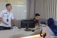 1761154357514-warga-mengurus-paspor-di-kantor-imigrasi-kupang-1761145215277_169