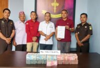 1761154438444-kejari-manggarai-menerima-uang-pengganti-kerugian-negara-rp-7267-juta-dari-yustinus-mahu-koruptor-pengadaan-instalasi-sampah-n-1761141664522_169