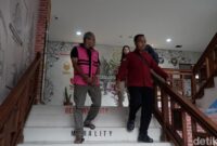 1761154470440-nr-digiring-dari-ruang-pemeriksaan-pidsus-kejari-badung-usai-ditetapkan-sebagai-tersangka-rabu-22102025-1761138010342_169