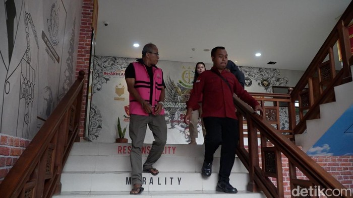 1761154470440-nr-digiring-dari-ruang-pemeriksaan-pidsus-kejari-badung-usai-ditetapkan-sebagai-tersangka-rabu-22102025-1761138010342_169