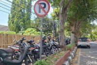 1761154478769-puluhan-motor-ojol-yang-terparkir-di-atas-trotoar-di-jalan-sriwijaya-depan-lombok-epicentrum-mall-rabu-22102025-1761136103620_169