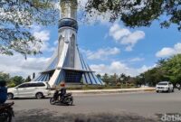 1761154484381-salah-satu-air-mancur-yang-ada-di-tugu-mataram-metro-di-jalan-lingkar-selatan-sekarbela-kota-mataram-1761134576817_169