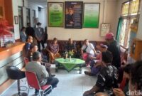 1761197634017-sejumlah-warga-desa-sudaji-kecamatan-sawan-kabupaten-buleleng-kembali-mendatangi-kejaksaan-negeri-kejari-buleleng-kamis-231020-1761195046358_169