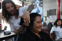1761197912297-kasarin-saat-sedang-mengerjakan-rambut-salah-seorang-pelanggan-di-area-dalam-lpp-kerobokan-rabu-22102025-aryo-mahendrodetikbal-1761187111020_169