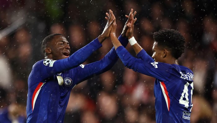 1761197960129-moises-caicedo-estevao-chelsea-chelsea-vs-ajax-amsterdam-liga-champions-1761181106694_169