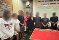 1761219213008-polresta-mataram-mengamankan-sembilan-orang-saat-menggerebek-sebuah-rumah-di-abian-tubuh-utara-kelurahan-cakranegara-baru-keca-1761205040668_169